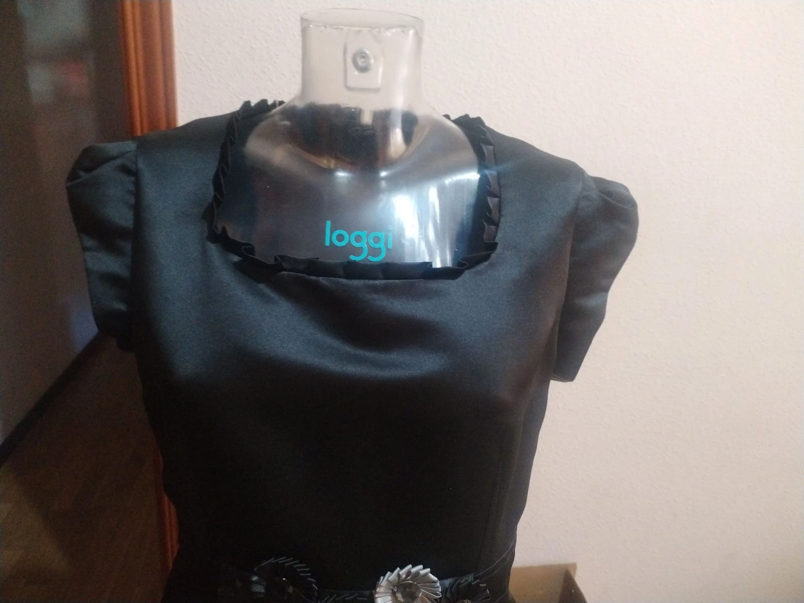 Un vestido de fiesta en negro con un toque en la cintura de flores y piedras – photo 2